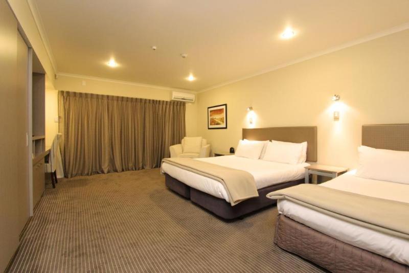 Auckland Airport Lodge Room photo