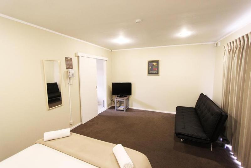 Auckland Airport Lodge Room photo